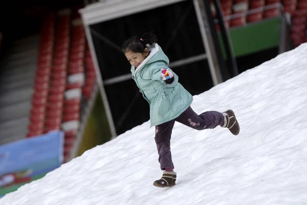 2010年12月22日 中国北京鸟巢 一个孩子在雪地里玩耍 — 图库照片