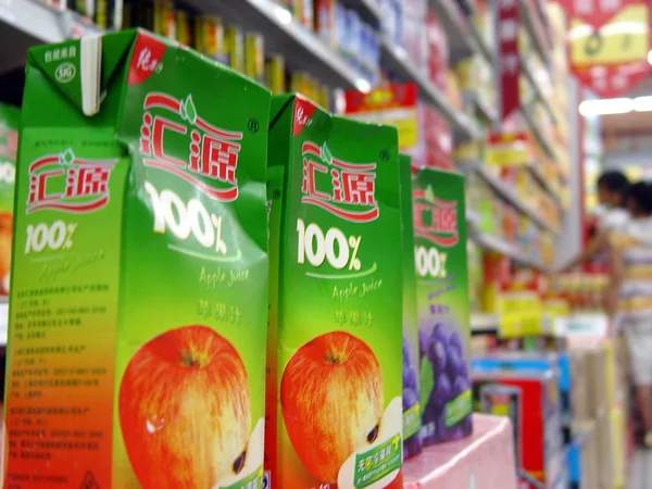 2009年4月18日 中国南部海南省海口市のスーパーマーケットで フイユアンジュースのボトルが販売されている — ストック写真
