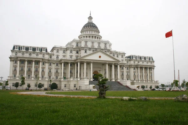 Vista Del Ayuntamiento Del Gobierno Del Distrito Yingquan Una Réplica —  Fotos de Stock