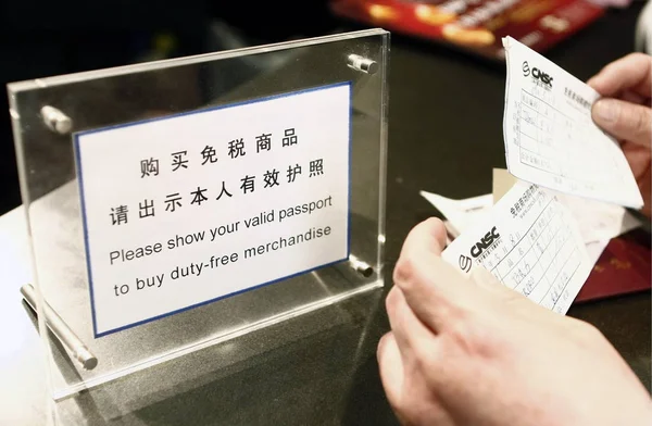 Board Characters Saying Show Valid Passport Buy Duty Free Merchandise — Stock Photo, Image