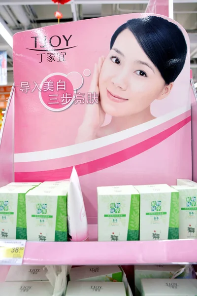 Tjoyスキンケア製品は 2010年3月16日 中国上海のスーパーマーケットで販売されています — ストック写真