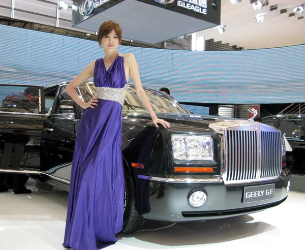 Een Model Vormt Met Een Geely 13E Shanghai International Automobile — Stockfoto