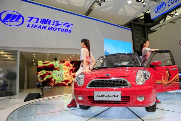 Chinese Modellen Poseren Met Een Lifan 320 13E Shanghai International — Stockfoto