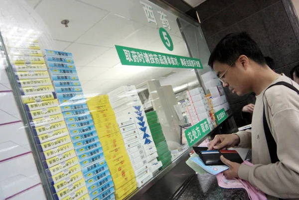 Local Chinese Citizens Wait Get Medications Beijing Childrens Hospital Beijing — Stock Photo, Image