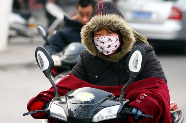 Местные Китайские Велосипедисты Ездят Мотороллерах Против Большого Ветра Вызванного Холодным — стоковое фото
