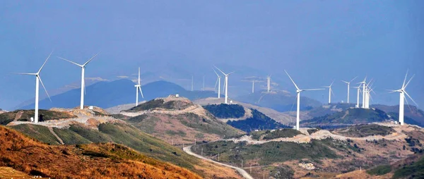 風力発電は2010年12月7日 湖北省中部の四川省のQiyueshan風力発電所で発電される — ストック写真