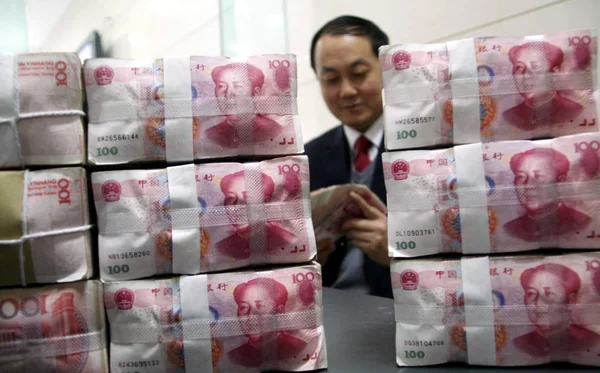 File Chinese Clerk Counts Rmb Renminbi Yuan Banknotes Bank Nantong — стоковое фото