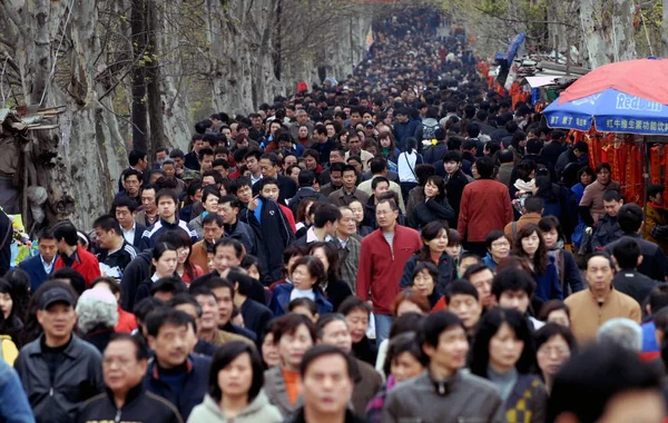 2009年3月29日 中国湖北省武漢市の墓地へ向かう途中 大勢の人が見られる — ストック写真