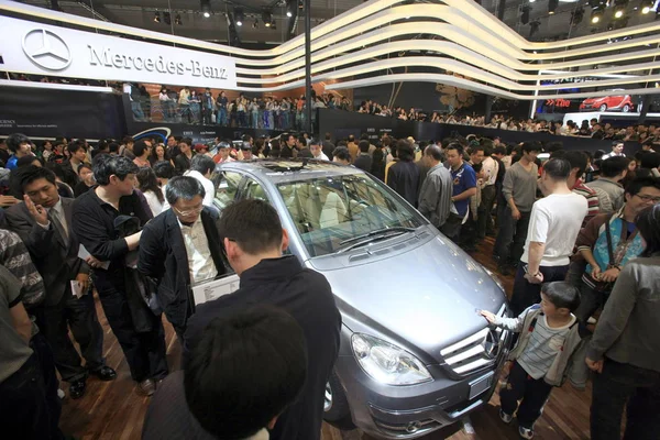 Tömegeit Látogatók Pillantást Mercedes Benz Autók Shanghai Nemzetközi Autóipar Kiállítás — Stock Fotó