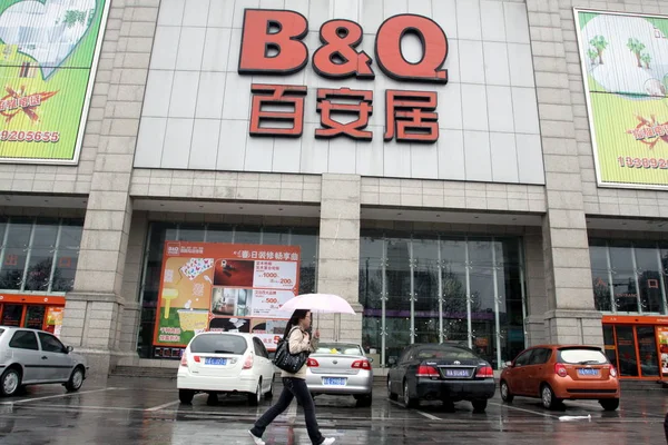 2008年3月27日 星期五 中国陕西省西安市 一位中国妇女走过一家即将关门的B Q商店 — 图库照片