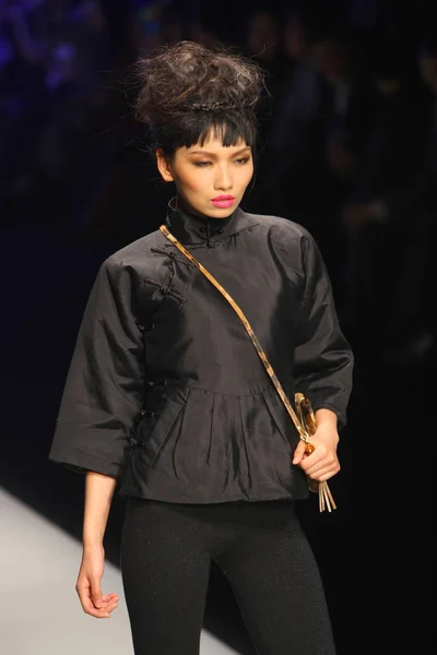 Bir Model Helen Lee Defilede Geçit Shanghai Moda Hafta 2009 — Stok fotoğraf