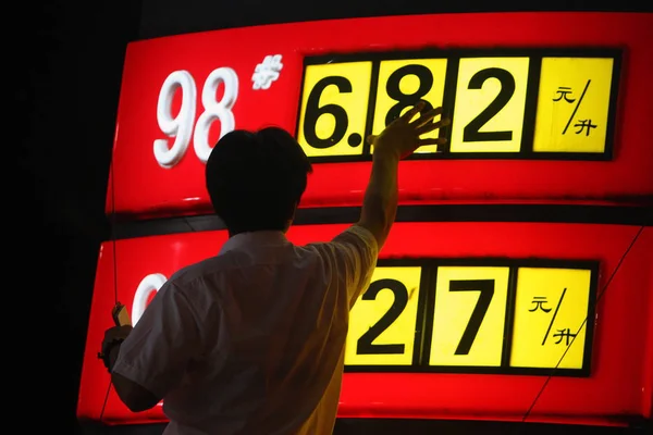 Ein Chinesischer Tankstellenangestellter Aktualisiert Die Kraftstoffpreise Einer Tankstelle Von Sinopec — Stockfoto