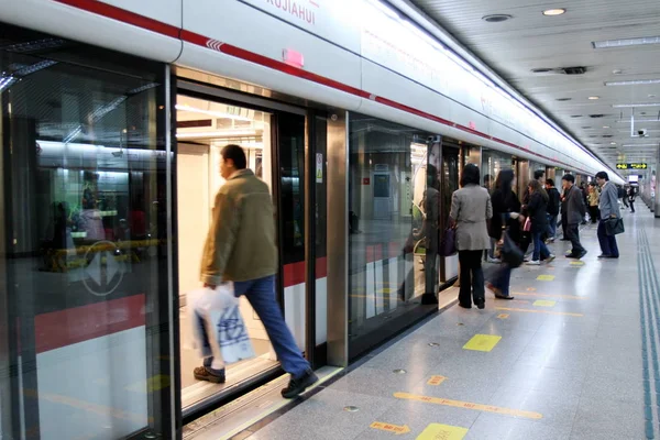 Passeggeri Cinesi Attraversano Porte Dello Schermo Della Piattaforma Verso Treno — Foto Stock