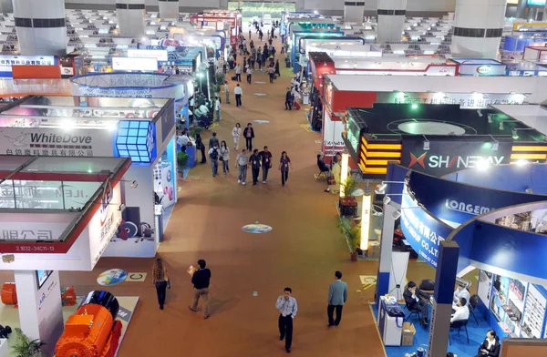 Visitantes Caminham Por Estandes Stands 105Th China Import Export Fair — Fotografia de Stock