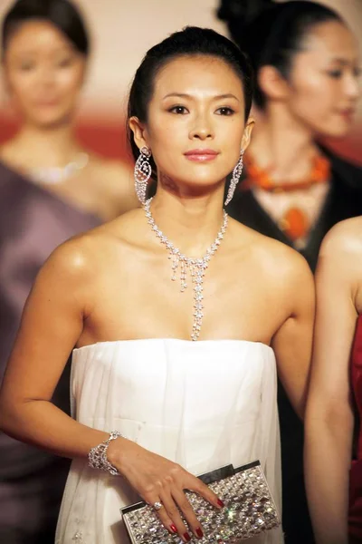 2009年6月13日 星期六 在中国上海举行的第十二届上海国际电影节开幕式前 中国女演员章子怡在红地毯上露面 — 图库照片