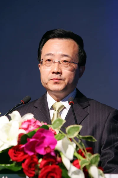 中国先物協会会長の劉Zhichaoは 2009年6月2日 火曜日 上海で開催された第6回上海デリバティブ市場フォーラムで講演します — ストック写真