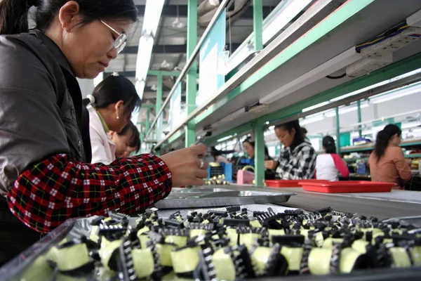 中国の女性労働者は 2008年11月3日 中国東部安寧省漢山郡の工場で電子製品を製造しています — ストック写真