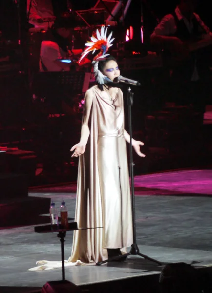 2010 上海で彼女のコンサートで実行する中国の歌手および女優フェイ ウォン — ストック写真