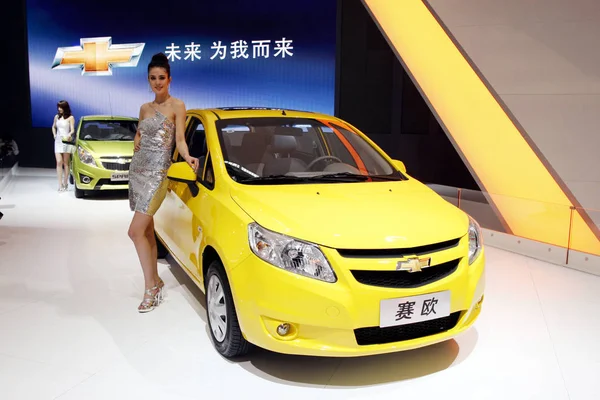 Een Model Vormt Naast Een Chevrolet Varen Van Shanghai Een — Stockfoto