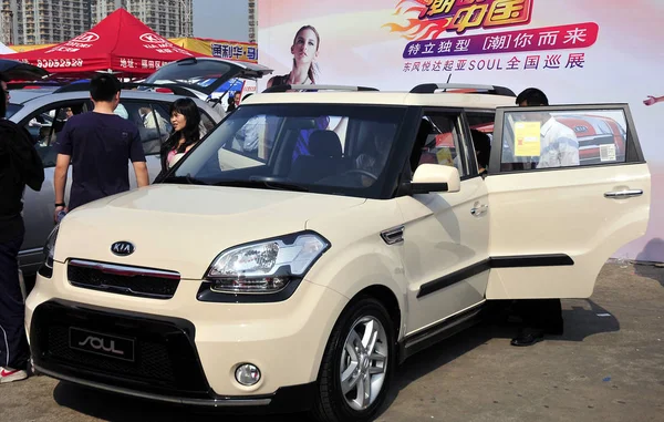 Los Compradores Automóviles Chinos Observan Kia Soul Fabricado Por Dongfeng — Foto de Stock