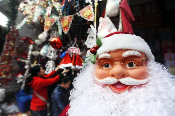 Κινέζοι Πελάτες Ψωνίζουν Για Προϊόντα Θέμα Χριστούγεννα Μια Αγορά Εμπορευμάτων — Φωτογραφία Αρχείου