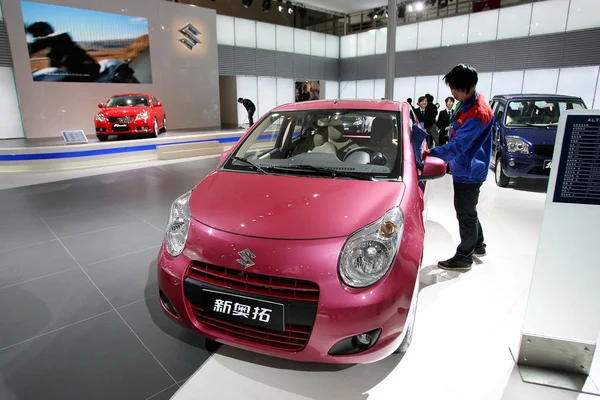 Trabalhador Chinês Limpa Carro Changan Suzuki Durante Uma Exposição Automóveis — Fotografia de Stock