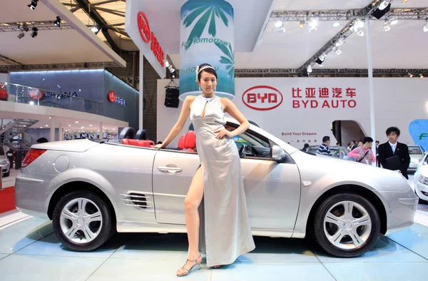 Een Model Vormt Met Een Byd 13E Shanghai International Automobile — Stockfoto