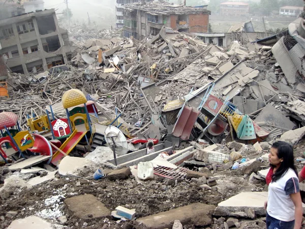 Ciudadanos Chinos Locales Caminan Entre Los Escombros Los Edificios Colapsados —  Fotos de Stock