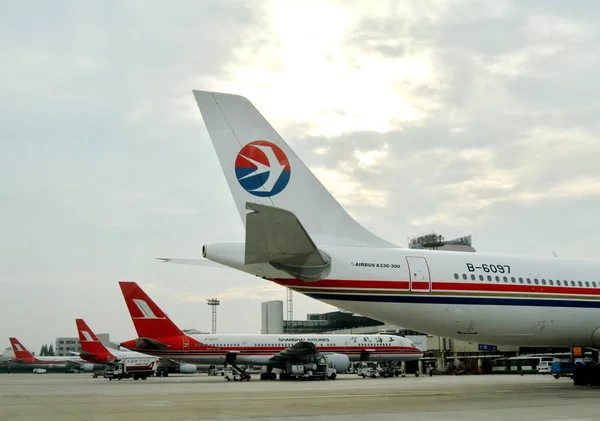Airplanes of China Eastern Airlines and Shanghai Airlines are seen at the parking apron of the Shanghai Hongqiao International Airport in Shanghai, China, 22 October 2007 — Stock Image Airplanes China Eastern Airlines Shanghai Airlines Seen Parking Apron Shanghai Stock Picture