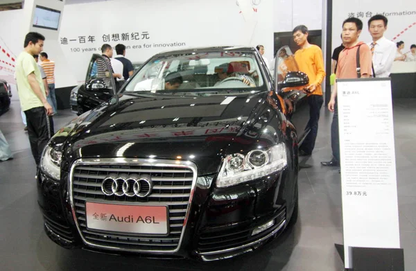 Los Visitantes Chinos Observan Audi A6L Durante Una Exposición Automóviles — Foto de Stock