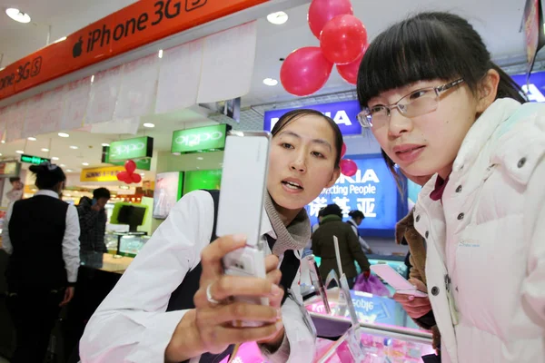 Chinese Saleswoman Introduces Mobile Phone Customer Home Appliance Store Nantong — Stock Photo, Image