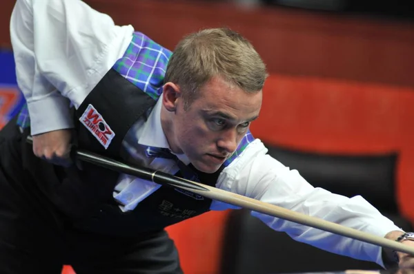 Scotlands Stephen Hendry Rywalizując Chinas Ding Junhui Niewidoczne 2009 World — Zdjęcie stockowe