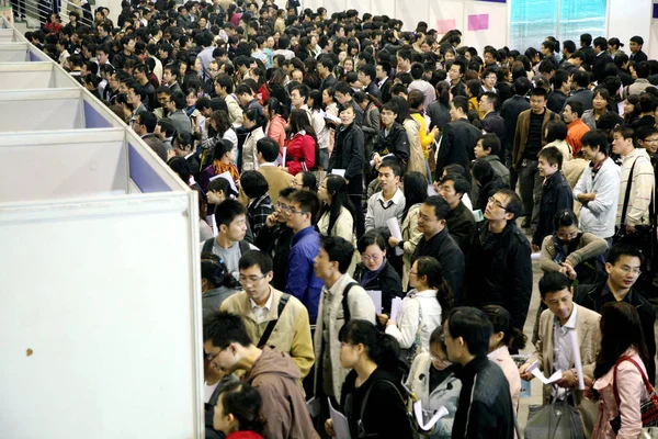 Graduados Chinos Solicitantes Empleo Aglomeran Puestos Durante Una Feria Empleo — Foto de Stock