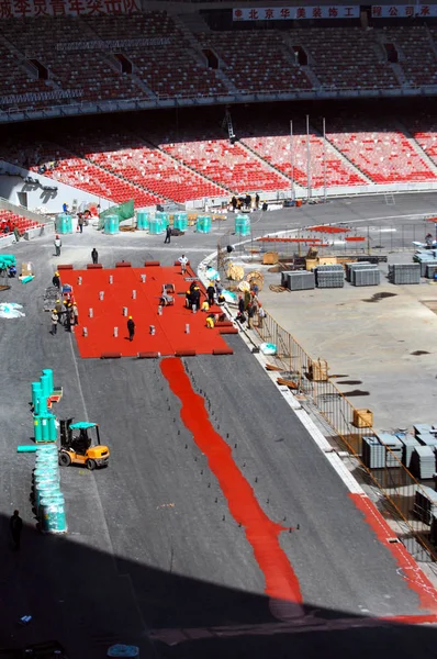 Trabajadores Chinos Pavimentan Hipódromo Plástico Estadio Nacional Conocido Como Nido — Foto de Stock