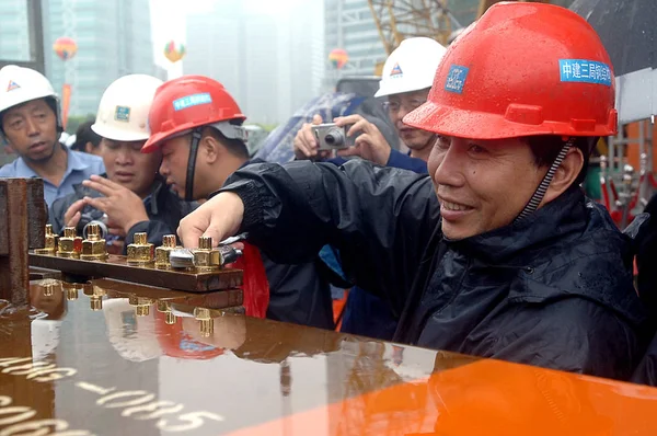 Ein Arbeiter Zieht Die Schraube Letzten Träger Auf Dem Shanghai — Stockfoto