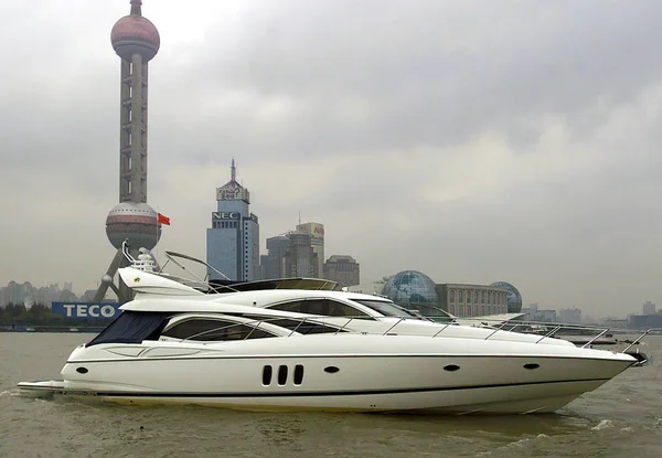 Sluneční Jachta Pluje Řece Huangpu Když Pozadí Šanghaji Nachází Televizní — Stock fotografie