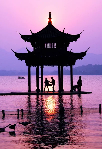 Toeristen Worden Gezien Een Paviljoen Naast West Lake Zonsondergang Hangzhou — Stockfoto