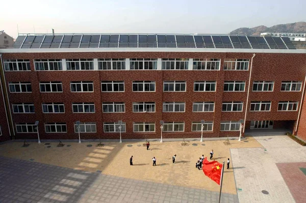 2008年3月20日 中国東部山東省青島市の胡山路小学校のソーラーパネルの眺め — ストック写真