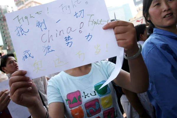 Une Chinoise Montre Papier Avec Des Slogans Qui Lisent Combattez — Photo
