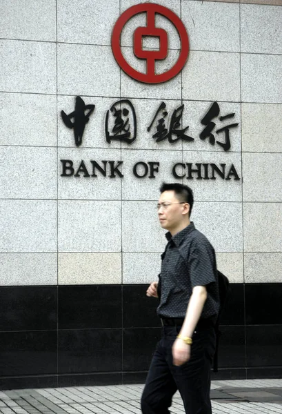 Ein Chinesischer Mann Geht Einer Filiale Der Bank China Boc — Stockfoto