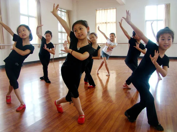 Meninas Chinesas Aprendem Dançar Centro Atividades Juvenis Durante Férias Verão — Fotografia de Stock