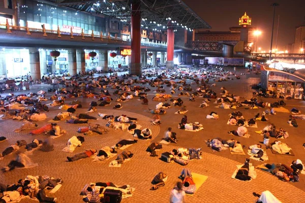 Crowds Passengers Rest Ground Square Front Beijing West Railway Station — Stock Photo, Image