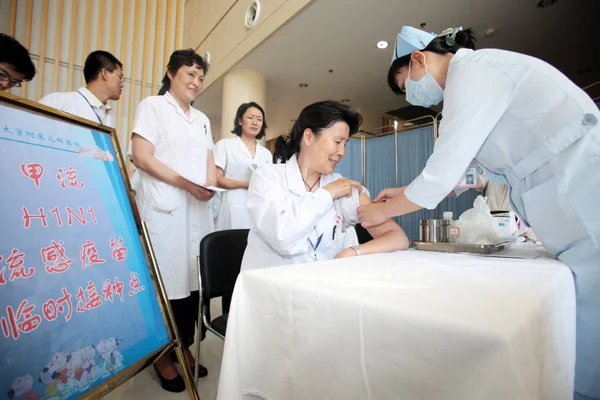 Kinesisk Sjuksköterska Injicerar Läkare Med H1N1 Influensavaccin Vid Barnens Sjukhus — Stockfoto