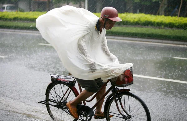 Chinese Cyclist Rides His Bicycle Heavy Rain Big Wind Caused — Stock Photo, Image