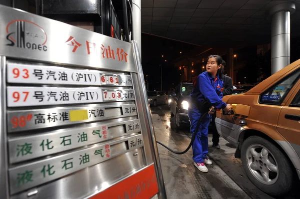 Китайський Працівник Заправник Автомобіль Азс Sinopec Шанхаї Китай Листопада 2009 — стокове фото