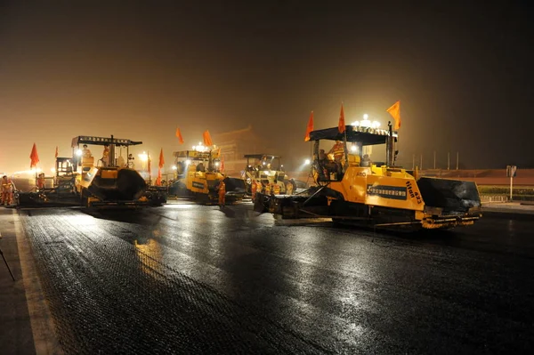 Operai Cinesi Asfaltano Viale Changan Vicino Piazza Tiananmen Durante Progetto — Foto Stock