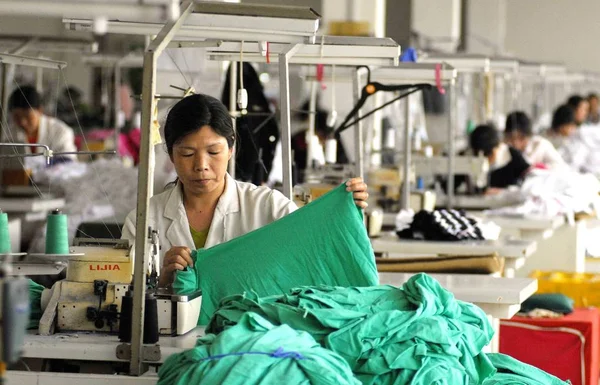 Chinese Vrouwelijke Arbeiders Maken Speelgoed Kleding Een Fabriek Huaian City — Stockfoto