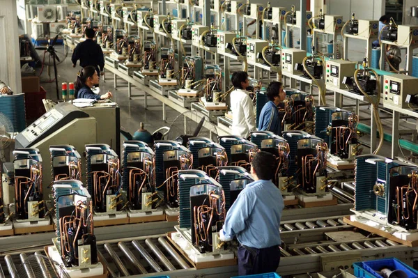 Trabalhadores Fábrica Chinesa Fabricam Condicionadores Linha Produção Uma Fábrica Aux — Fotografia de Stock