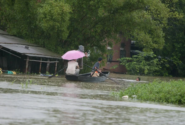 Lokale Chinese Dorpsbewoners Worden Geëvacueerd Een Boot Overstromingen Veroorzaakt Door — Stockfoto