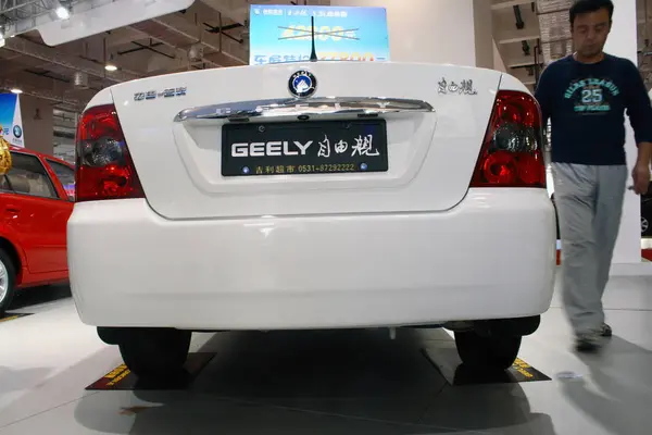 Visitante Pasa Por Crucero Geely Freedom Durante Una Exhibición Automóviles — Foto de Stock